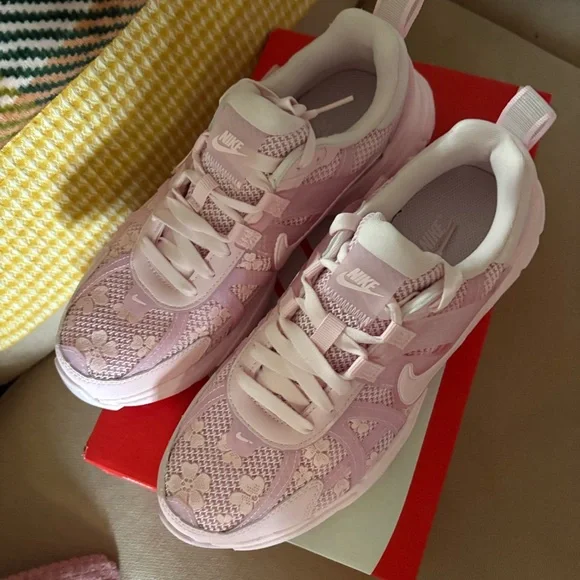 NIKE V2K RUN Pink Foam Arctic Pink with Flowers size 9 - Picture 2 of 4